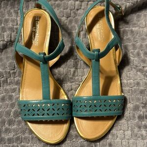 Like new!! Naturalizer t-strap leather sandal